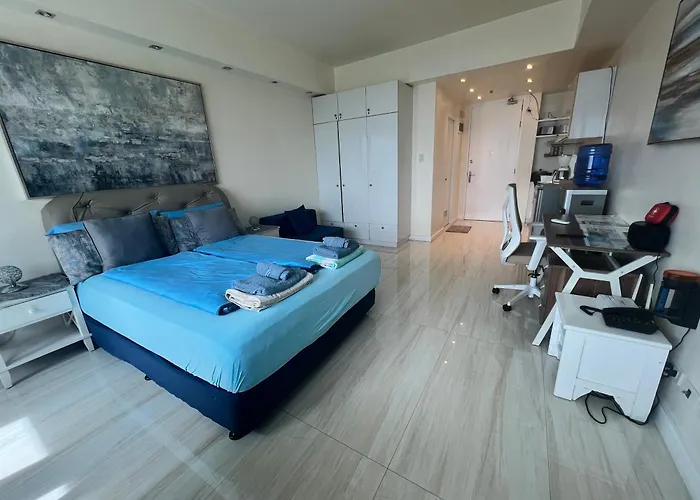 La Mirada Residences Sea-view Apartment *
